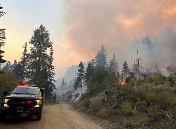 The Labor Mountain fire is growing rapidly, at around 1100 acres every few hours. On September 27th, as crews work on stopping the fire using flame retardant and buckets of water dropped from helicopters and planes.