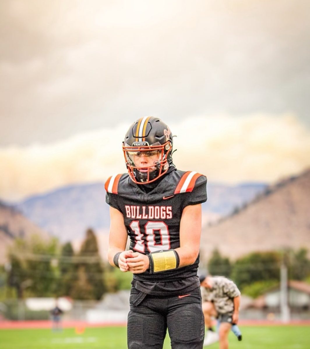 Senior QB Rylan Hatmaker gets the snap as he leads the Bulldogs to the promise land.