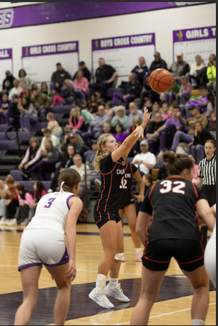 Sophomore Kinsley Miller shoots free throw as she leads the Bulldogs to a 3-0 start.
